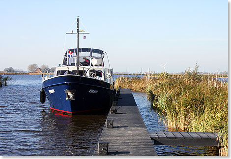 Die RYANNE ist ein Hausboot von betrchtlicher Gre: Fast 15 Meter lang und 4,50 Meter breit.