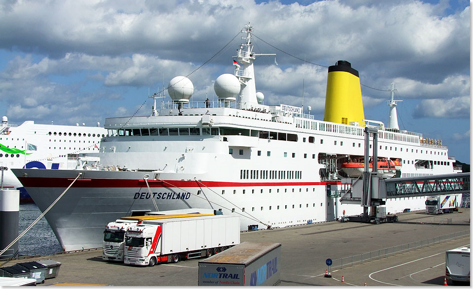 Die DEUTSCHLAND stach am 9. Juni in Kiel fr den Plantours-Charter-Kunden ADAC-Reisen mit einem gelben Schornstein, den Farben von Plantours, in See.
