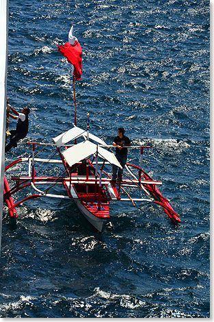 Selbst in schwerer See kommt der Lotse vor Ambon mit seinem roten Auslegerboot und entert ber das Fallreep die ALBATROS.