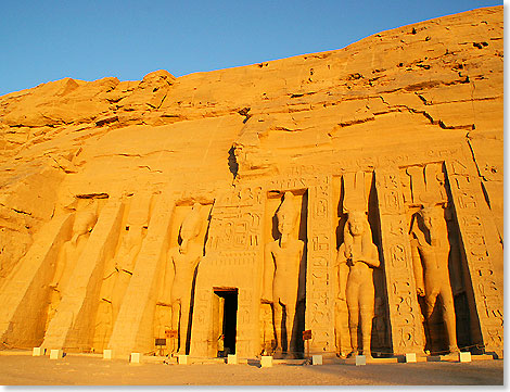 ... und der kleinere Hathor-Tempel zur Erinnerung an Nefertari, dessen Groe knigliche Gemahlin ...