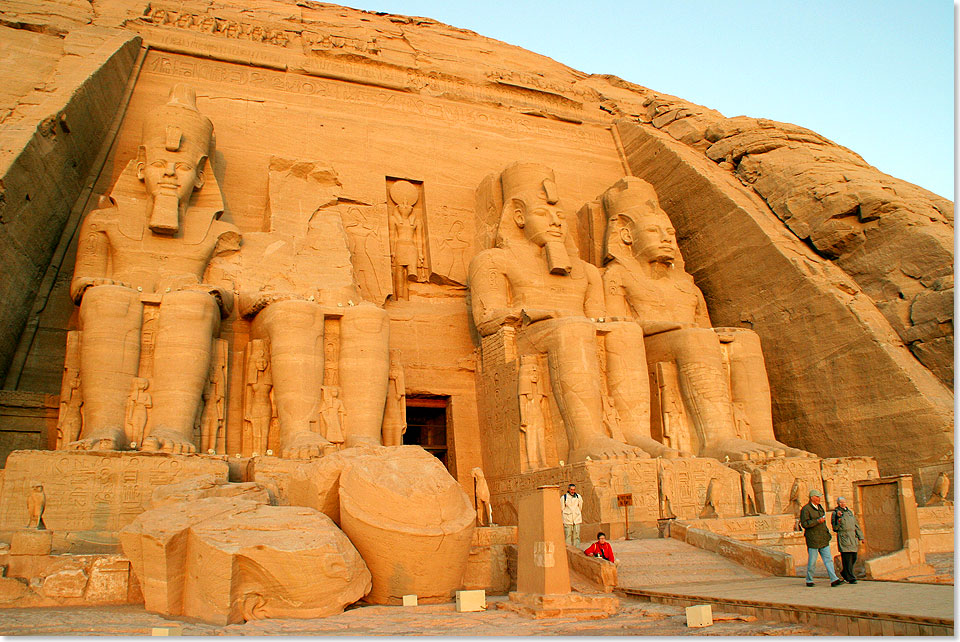 Von Assuan aus startet der Tagesausflug nach Abu Sinbel. Die Tempel von Abu Simbel, hier der groe Tempel zum Ruhm Ramses II. ... 