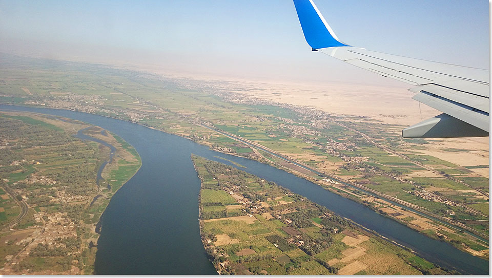 Noch einmal berfliegt die Boing 737-800 das Niltal um gleich darauf in Luxor zu landen.