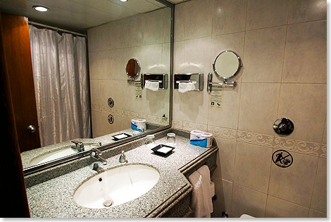 Auch das Bad ist sehr gut ausgestattet mit Granit-Waschtisch und Badewanne mit Duschvorhang zum Duschen oder Baden.