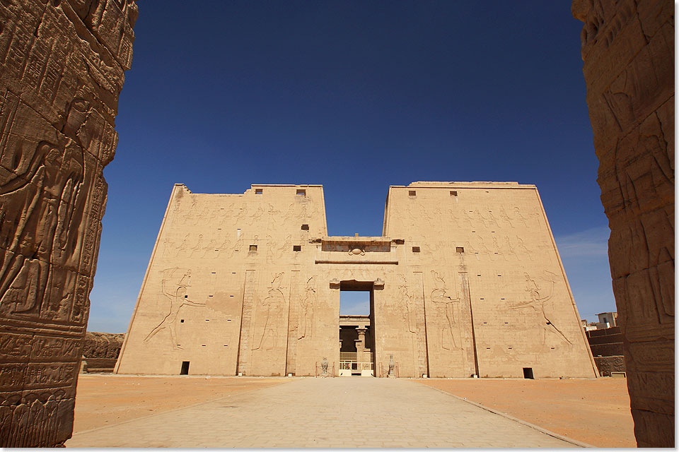 er Tempel des Horus von Edfu in Obergypten wurde im Zeitraum von 237 bis 57 v. Chr. erbaut und gilt als einer der besterhaltenen ganz gyptens.