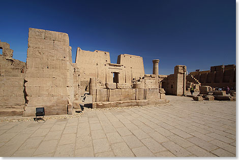 Etwa 60 Meter sdwestlich des Hauptportals steht vor dem Pylon des Tempels von Edfu ein kleines mit ...