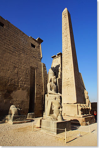 Eine Ramses-Bste vor dem Pylon des Luxor-Tempels.