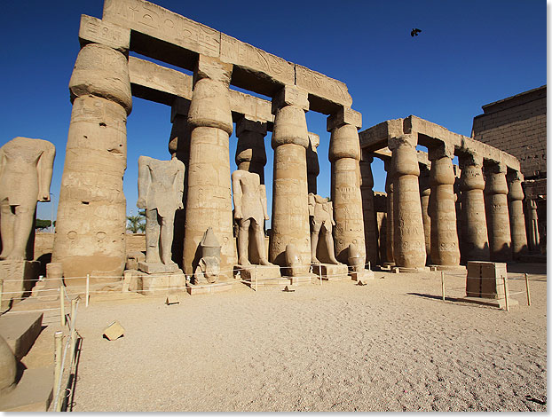 Passiert man den Pylon so betritt man den Hof Ramses II. Der Hof ist mit einer doppelten Kolonnade mit Ramses-Statuen umgeben. 