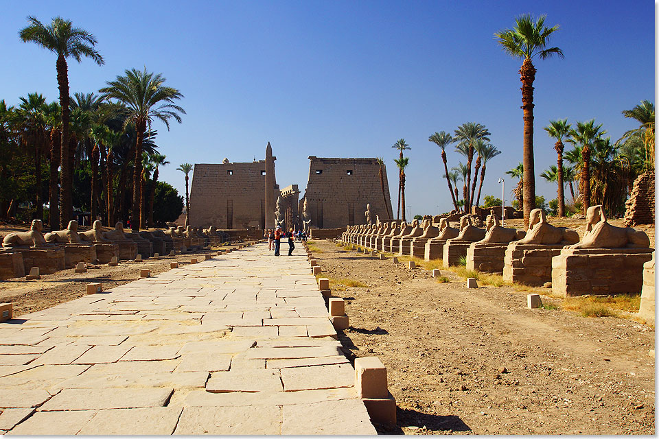 Blick von der Sphingen-Allee auf den Tempel von Luxor.