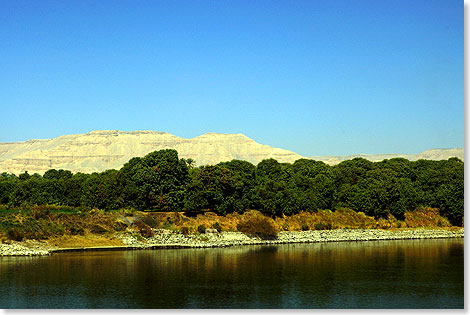 Auch das gegenber liegende Nilufer gleicht einer Oase, dahinter kahle Berge.
