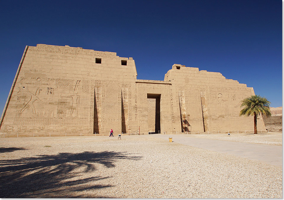 Nach wenigen Minuten Busfahrt wird der Medinet Habu Tempel  ein Teil von Theben-West  erreicht. Er wird auch Totentempel Ramses III. genannt. 