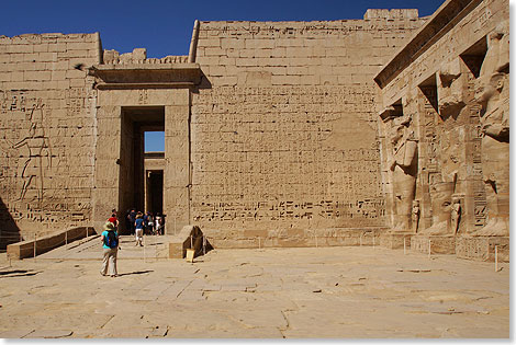 Erster Hof im Totentempel Ramses III. in Medinet Habut.