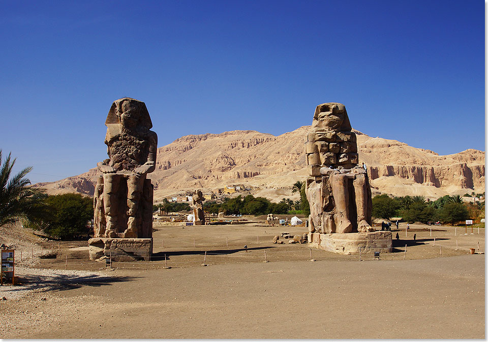 Es folgte ein kurzer Stop bei den Memnon Kolossen in Theben-West. Die Statuen sind stark beschdigt. Sie stellen den Knig Amenophis III. dar, eines Pharaos der 18. Dynastie, der auf einem Thron sitzt, mit den Hnden auf den Knien. Er blickt Richtung Nil.