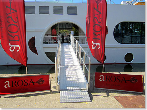 Die Gangway der A-ROSA LUNA ldt die Passagiere ein, in Lyon an Bord zu kommen.