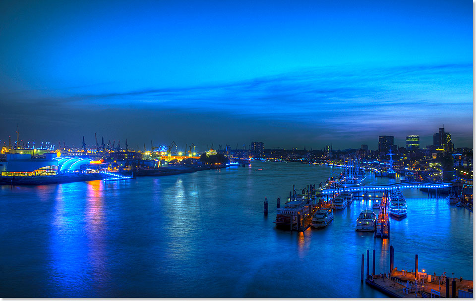 Mit dem Light-Up des BLUE PORT HAMBURG beginnt der Hamburger Hafen wieder allabendlich blau zu leuchten.
