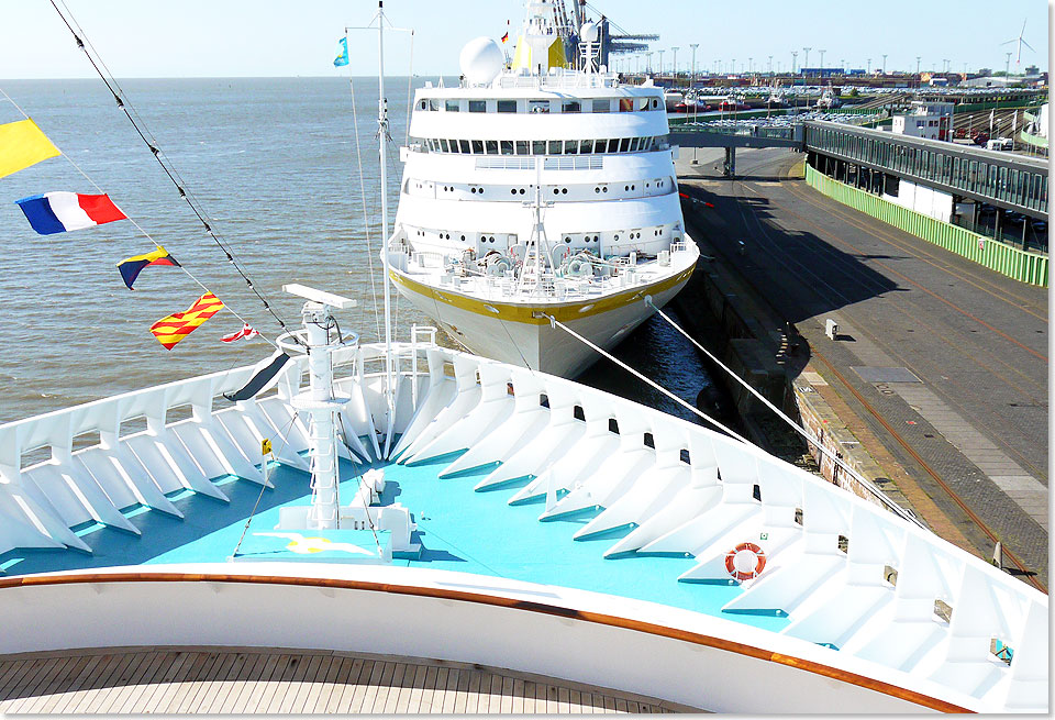 Der Bug der MS ARTANIA in Bremerhaven, gegenber liegt die MS HAMBURG.