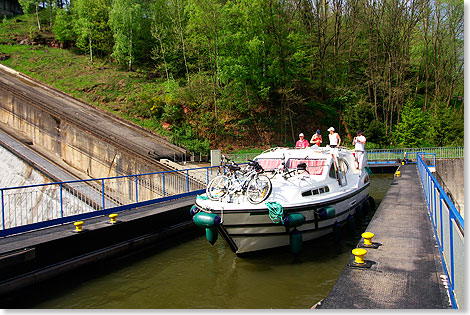 44 Hhenmeter  fr Kanalbauten eine nahezu unendliche Hhe  berwindet dieser Schrgaufzug. 