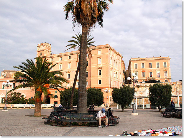 Souvenier-Verkufer auf dem Platz der Festung von Cagliari.