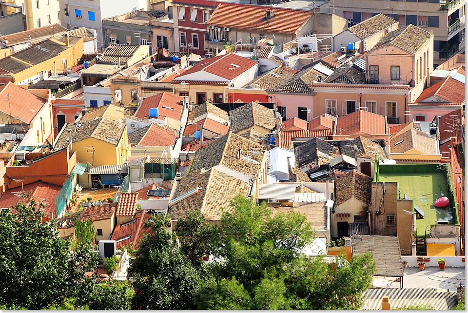 Blick von der Festung auf das Dchermosaik von Cagliari.