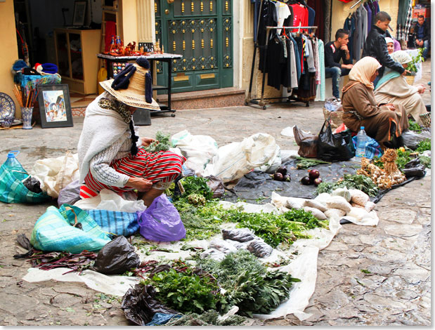 Marokkanische Buerinen mit ihren landfrischen Produkten.