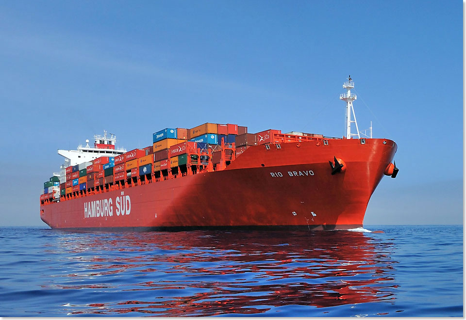 Der rote Schiffsrumpf der MS RIO BRAVO spiegelt sich in der ruhigen See.