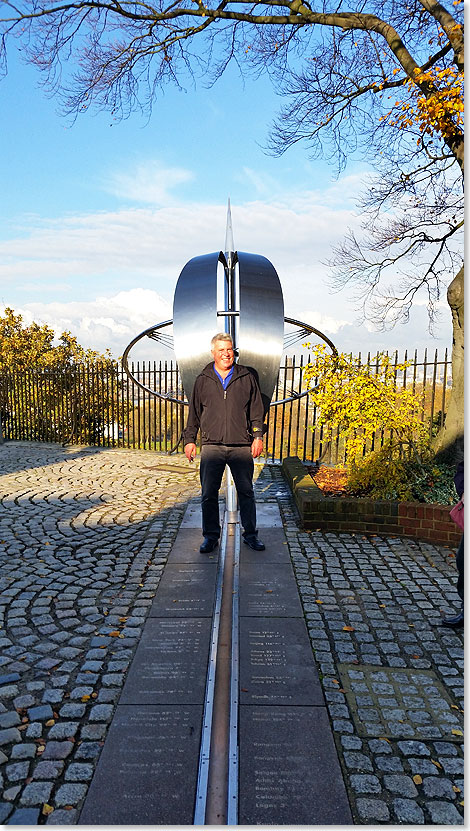 Der Autor steht auf dem Strich des Null Meridians in Greenwich.