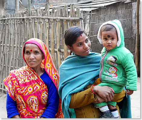 Gromutter, Mutter und Tochter  eine indische Familie in Assam.