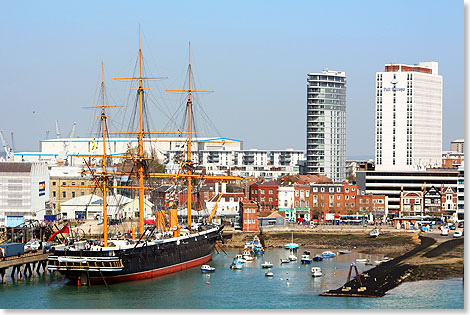 Portsmouth Waterfront mit dem Museumskriegsschiff WARRIOR von 1860.