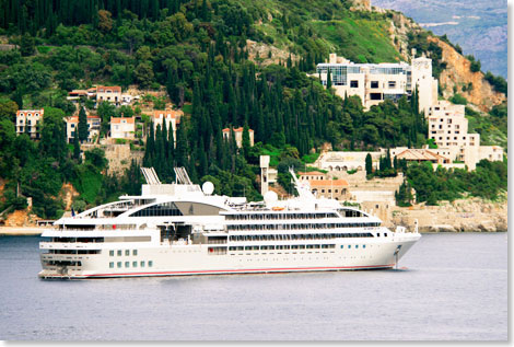 Ihr Schiff auf diesen Adria-Reisen ist die LE LYREAL. Sie nehmen maximal 264 Passagiere in 132 Kabinen und Suiten an Bord.