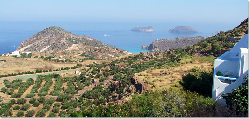 Beim Aufstieg zum Kykladen-Dorf Plaka auf der Insel Milos in 250 Metern ber dem gischen Meer, wird man mit diesem Panoramablick belohnt.