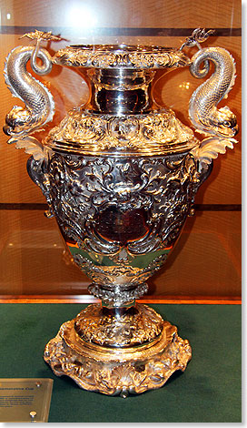 Der Boston Cup wurde Samuel Cunard 1840 anlsslich der Erffnung des Liniendienstes seiner Reederei zwischen Boston, Halifax und Liverpool berreicht. Heute ist er an Bord der QUEEN MARY 2 ausgestellt. 