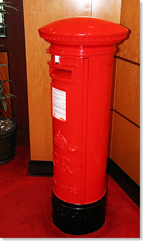 Zum Zeichen der kniglichen Lizenz zur Postbefrderung steht auf der QUEEN MARY 2 ein original britischer Briefkasten. 