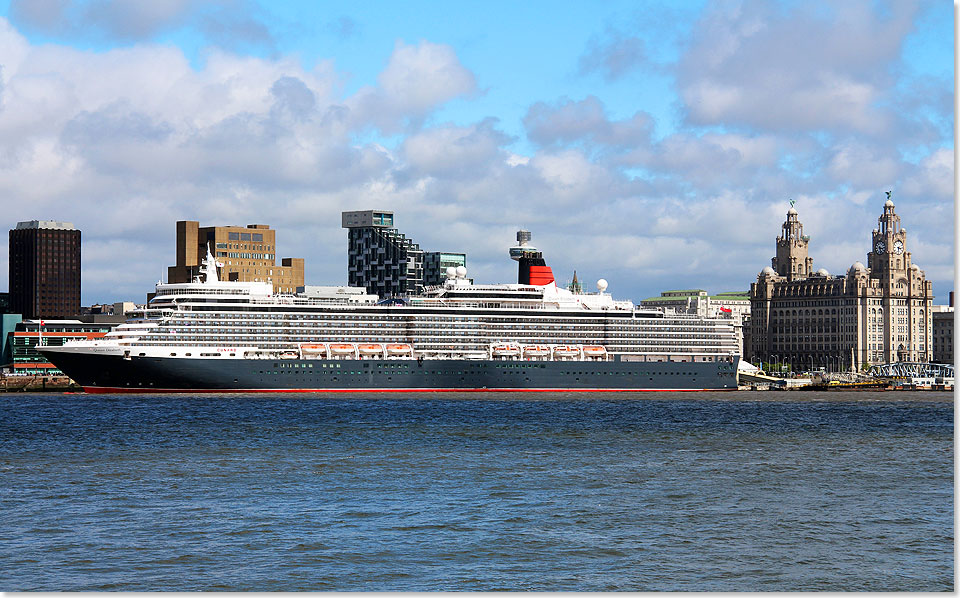 Die QUEEN ELIZABETH am Liverpool Cruise Terminal. Die QUEEN ELIZABETH fhrte am Vormittag des 25. Mai 2015 die Prozession der drei Cunard-Queens auf dem 