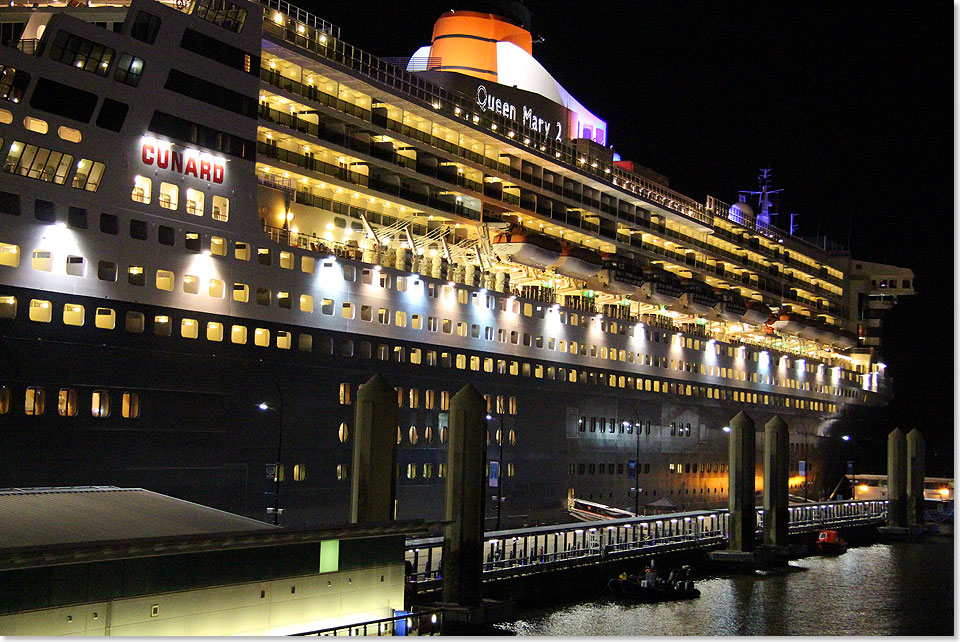 Einen Tag vor dem historischen Zusammentreffen der drei Cunard-Queens in Liverpool hat die QUEEN MARY 2 am Abend des 24. Mai am Landing Stage in Liverpool festgemacht.