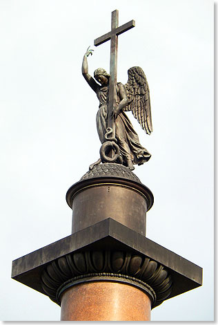 Ein Engel krnt die 50 Meter hohe Alexandersule auf dem Schlossplatz von Sankt Petersburg.