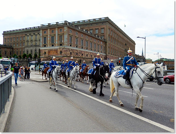 Die knigliche Leibgarde besteht seit 1521 und gilt neben der Schweizergarde als ltestes Regiment der Welt.