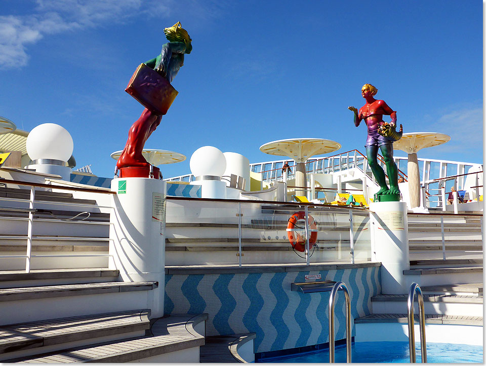 Der Poolbereich wird auch auf der AIDAmar von farbenfrohen Skulpturen belebt.