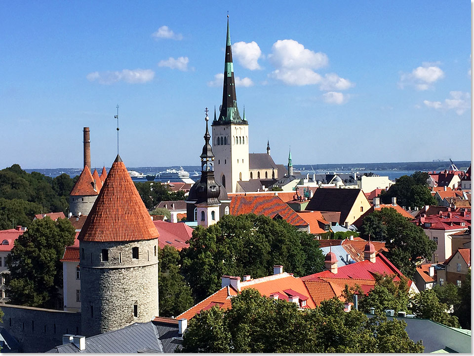 Blick vom Domberg ber die mittelalterliche Altstadt von Tallinn.