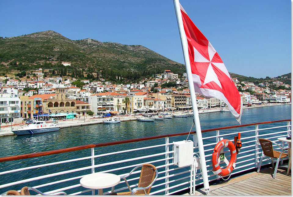 Die CELESTYAL CRYSTAL  unter der Flagge Maltas fahrend  erreicht die griechische Insel Samos in der stlichen gis.