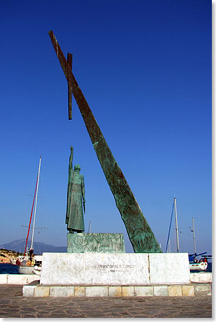 Modernes Denkmal fr den berhmten Mathematiker Pythagoras am Hafen von Pythagorio.