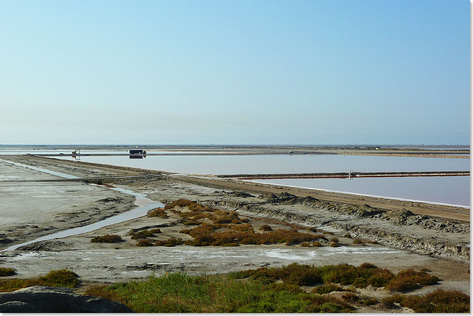 Gewaltige, flache Salzbecken liegen am Rande des Mittelmeeres in flimmernder Hitze. In diesem Teil des Rhne-Deltas wird Salz in groen Mengen fr die Industrie gewonnen. Im Herbst, wenn das Wasser verdunstet ist, wimmelt die Gegend von Fahrzeugen und Erntehelfern.