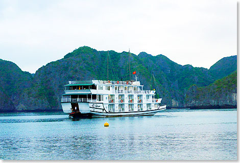 Das erst 2007 in Betrieb genommene, 36 Meter lange und 8,10 Meter breite Kreuzfahrtschiff BHAYA mit 40 Kabinen in der Ha Long Bay.