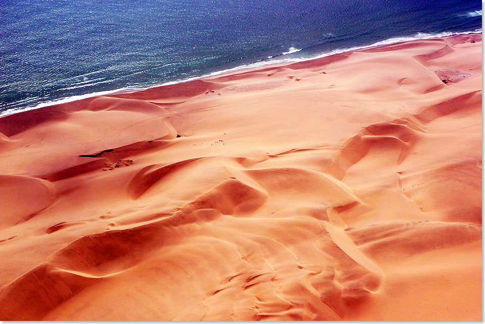Bis ans Meer reichen die groen Dnen der Sandwste Namibias, doch der Strand ist schmal, die Brandung ewig.