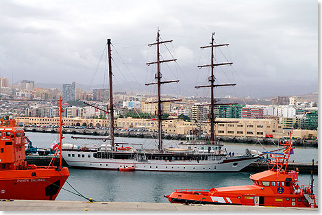 LE QUY DON, eine polnische Dreimastbark, im Hafen von Gran Canaria. Der Hafen ist beliebter Startpunkt fr Transatlantik Touren, aber auch fr Fahrten zwischen den kanarischen Inseln.