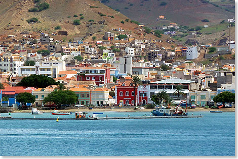 Bunt gewrfelt und einladend liegt Mindelo auf So Vincente, zweitgrte Stadt der Kapverden, um den Hafen herum. Er ist gro genug, um auch Schiffe wie die MS AMADEA mit 193 Metern Lnge aufzunehmen.