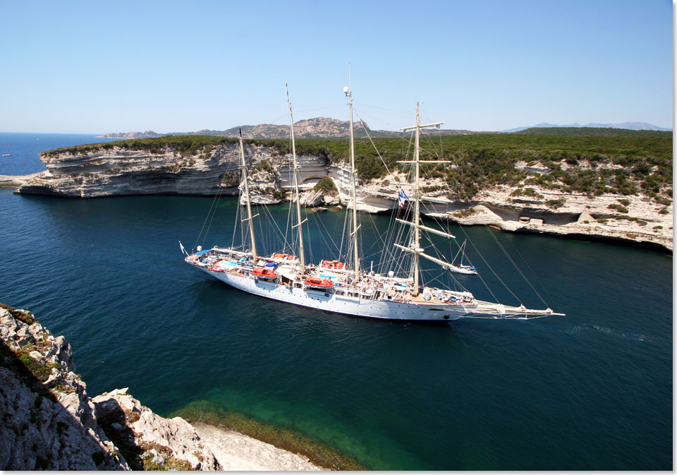 Die Einfahrt der STAR FLYER nach Bonifacio im Sden Korsikas ist schiffseng und masthoch. Ein spannendes Einlauferlebnis