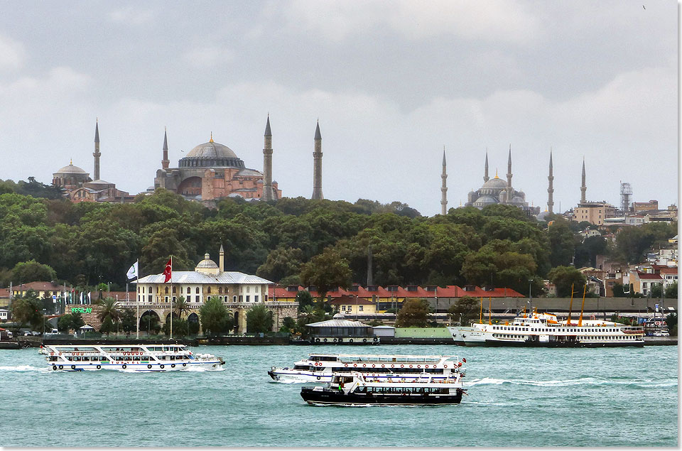 Kalt, Wind, Regen. Macht nichts, Istanbul ist immer faszinierend. Die Hagia Sophia von 532, rechts die Blaue Moschee von 1609 mit fnf Minaretten, Nummer Sechs ist eingerstet.