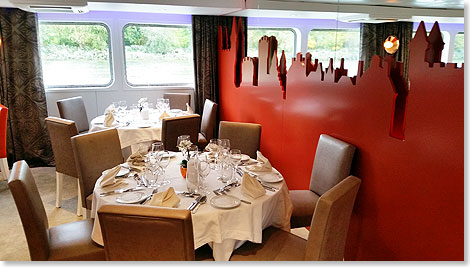 Wandgestaltung im Restaurant mit stilisierten Loire-Schlssern.