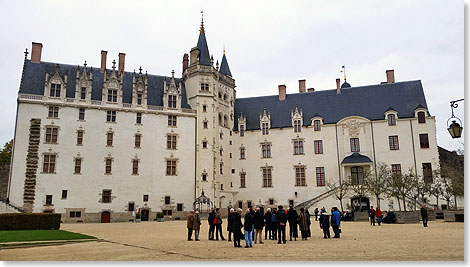 Ausflugsgruppe im Innenhof des Schlosses von Nantes.