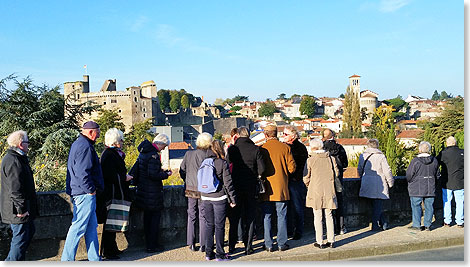 Die Ausflugsgruppe geniet den Blick vom Viadukt auf Clisson.
