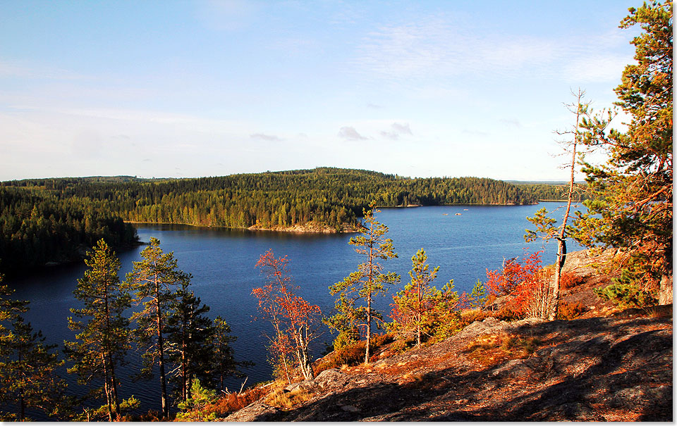 Blick aus 100 Metern Festungshhe auf die Seenkette bei Linnavuori mit finnischem Dreiklang  Wald, Wasser, Fels.